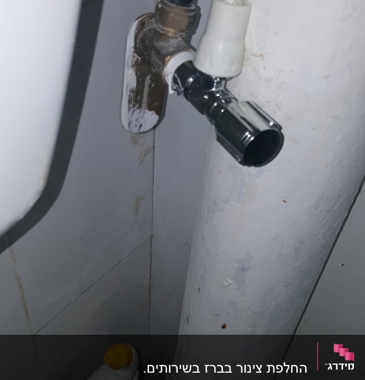 צינור מים עם חיבורי מתכת ואביזרי אינסטלציה